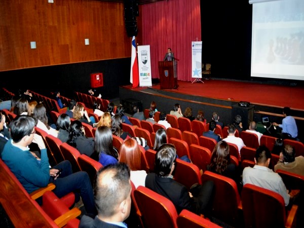 Autoridades de gobierno y acad&eacute;micas, abogados y estudiantes de Derecho en la Conferencia realizada en el Sal&oacute;n Tarapac&aacute;.
