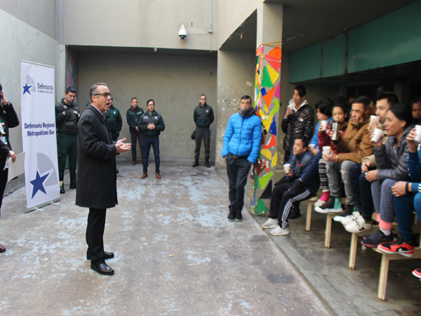 Los defensores p&uacute;blicos de la DRMS durante el franco di&aacute;logo que sostuvieron con la poblaci&oacute;n de internos LGTBI.