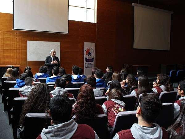Alumnos del Colegio Alpes de Maip&uacute;, escucharon atentamente al defensor Mar&uacute;n Zegpi.