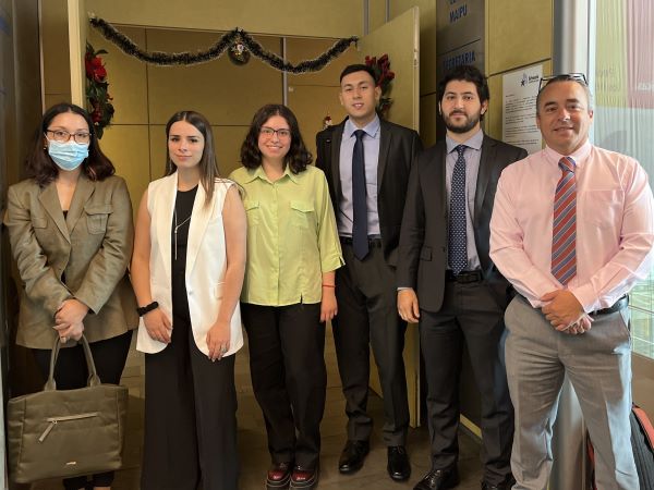 Mario Palma, Jefe de Estudios de la DRMS, junto con los pasantes de la Universidad Adolfo Ib&aacute;&ntilde;ez (UAI).