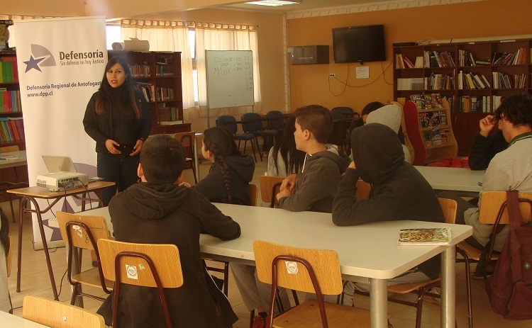 La defensora juvenil Ledy Liquitay se reuni&oacute; con los alumnos de San Pedro de Atacama