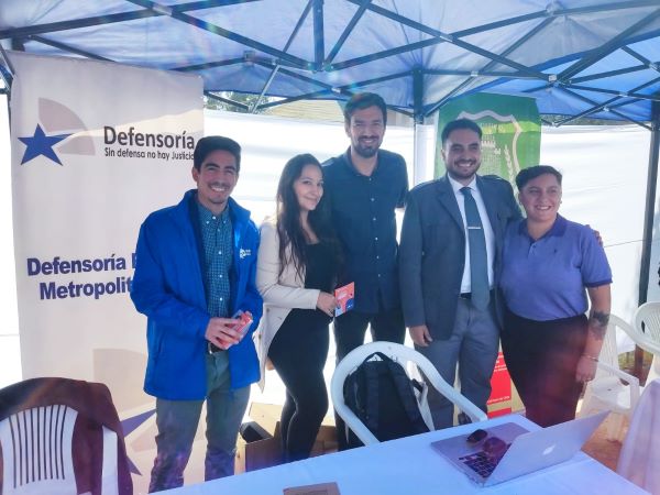 La defensora p&uacute;blica y el practicante de derecho junto a las autoridades presentes en la plaza de justicia.