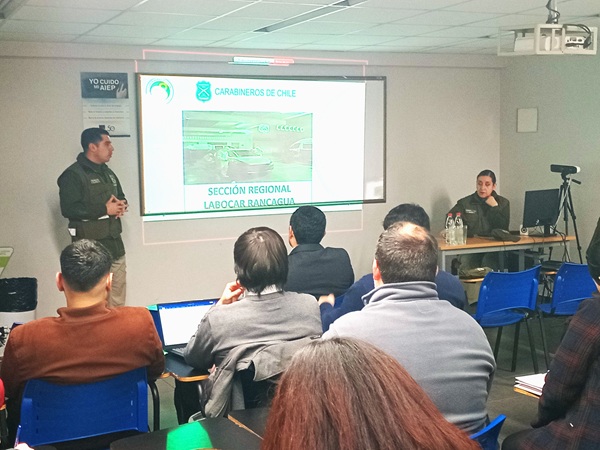 Aprender sobre los procesos investigativos de los departamentos t&eacute;cnicos de Carabineros fue el objetivo de la actividad.