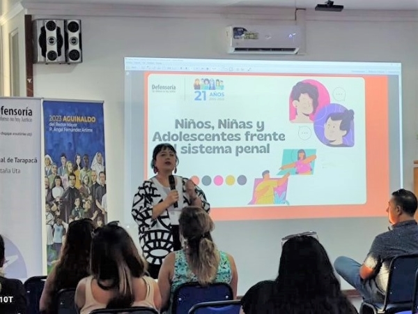La defensora penal p&uacute;blica juvenil Natalia Andrade en un momento de la charla.