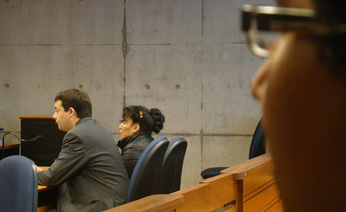 Defensor p&uacute;blico Pablo Sanzana y la imputada Lupe Carbonell escuchan el veredicto. Observa Sebasti&aacute;n Guti&eacute;rrez, padre de la beb&eacute; sustra&iacute;da.
