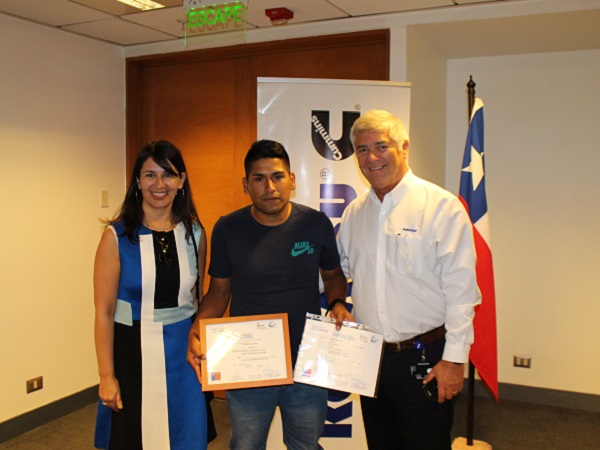 La Defensora Regional Viviana Castel y Jaime Uribe, Director de Asuntos Corporativos Komatsu Cummins Latinoam&eacute;rica,entregaron certificada a Cristian