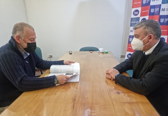 Defensor Regional Marco Montero hace entrega al director del diario "La Discusi&oacute;n"  la Revista 93