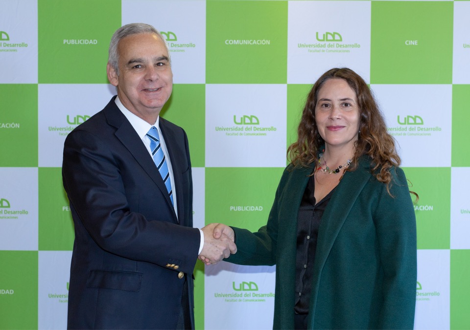 La Defensora Regional Metropolitana Norte, Daniela B&aacute;ez, y el secretario general de la Facultad de Comunicaciones de la UDD, Gonzalo Rioseco.
