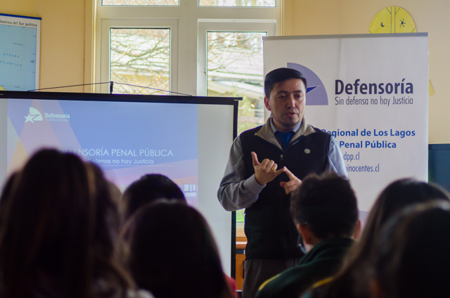Cristi&aacute;n Hinostroza, profesional de la Defensor&iacute;a Regional de Los Lagos, expuso ante cerca de 40 j&oacute;venes.