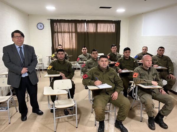 Una activa participaci&oacute;n tuvieron los funcionarios de Carabineros en la charla del defensor p&uacute;blico Carlos Matamala.