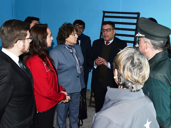 El Defensor Regional detall&oacute; a la subsecretaria de Derechos Humanos (de rojo) la labor de la instituci&oacute;n en el penal.
