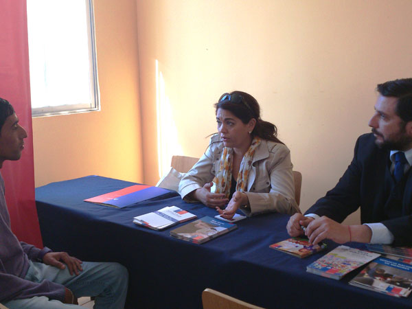 Ignacio Osorio y Ximena Guerra atendieron a unos 30 internos del CCP de Cha&ntilde;aral.