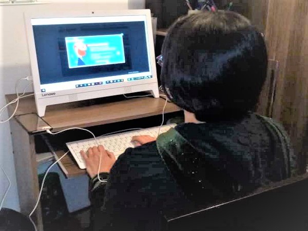 En promedio, la trabajadora social Marcia Pe&ntilde;a atiende a 50 personas cada d&iacute;a, en modalidad de trabajo a distancia.