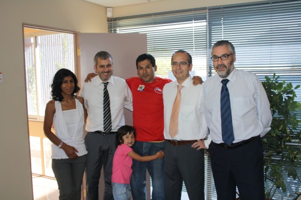 Julio Robles (al centro) y su familia posan junto al equipo directivo de la Defensor&iacute;a Regional de Atacama.
