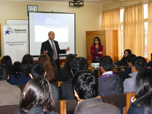 Unos 70 estudiantes de cuarto medio participaron activamente en la charla de Luis Soto y Loreto Mondi&oacute;n.