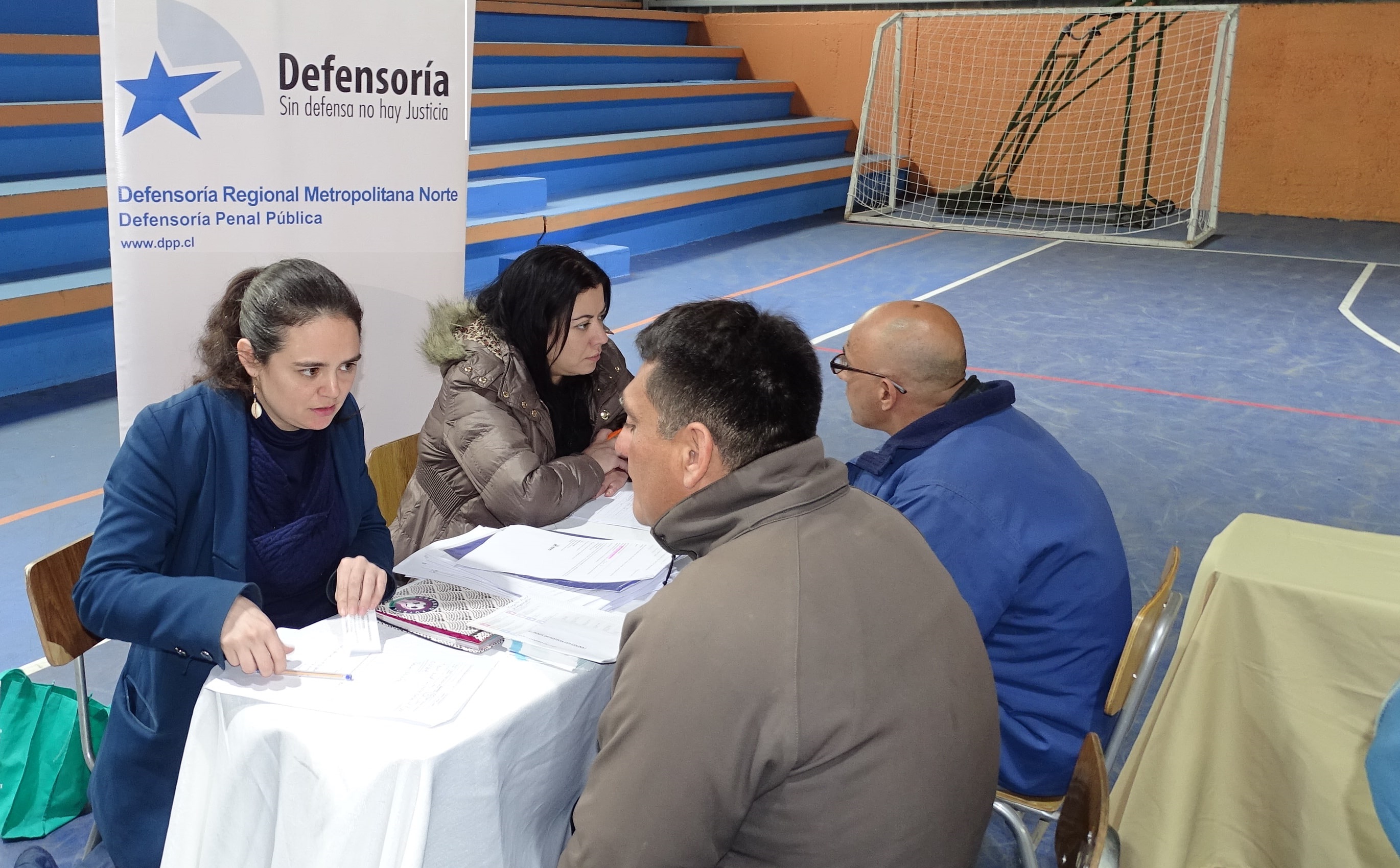 Las defensoras penitenciarias Fabiola Romo y Carolina Pereira explicaron los requisitos para acceder a penas sustitutivas a los internos de Colina I.