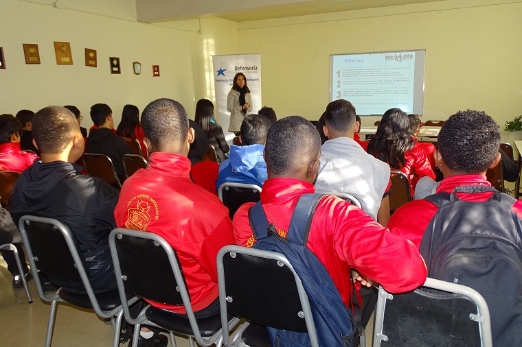 La psicologa del &aacute;rea de defensa juvenil de Antofagasta durante su charla en el Liceo "Mario Bahamondes".