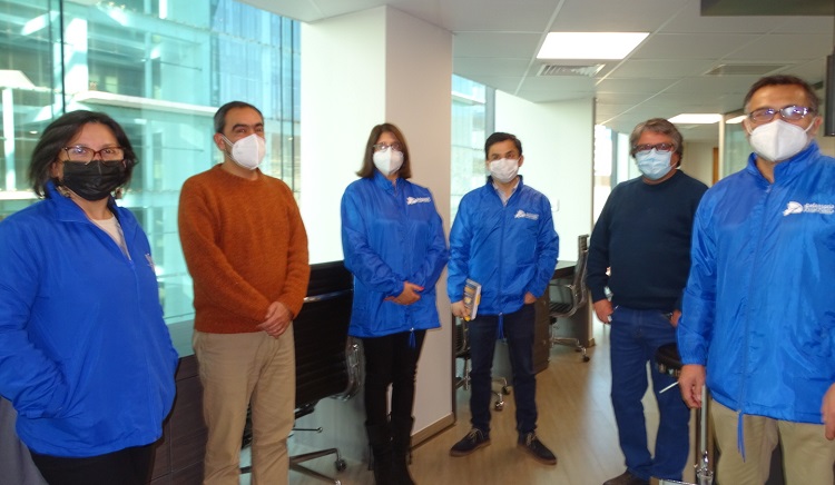 El equipo de la OIM junto a los directivos de la Defensor&iacute;a Regional de Antofagasta.