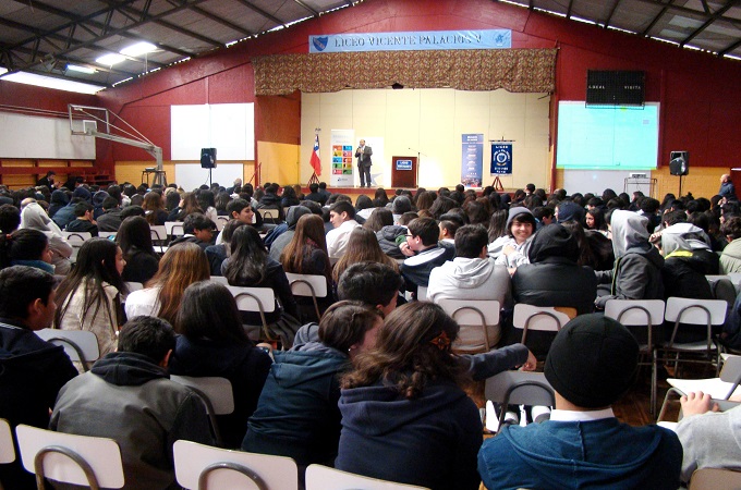 Cerca de 300 alumnos participaron en la actividad, que se realiz&oacute; en el gimnasio del liceo.