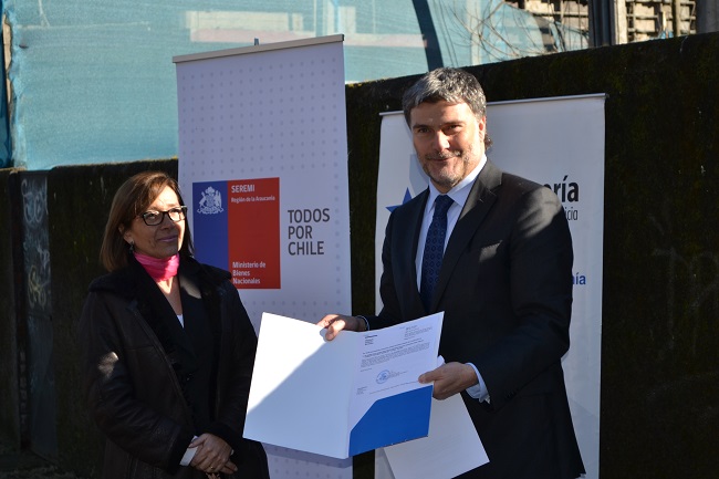 El Defensor Nacional recibi&oacute; de la ministra de Bienes Nacionales la resoluci&oacute;n que otorga la concesi&oacute;n del terreno para la nueva sede de la Defensor&iacute;a