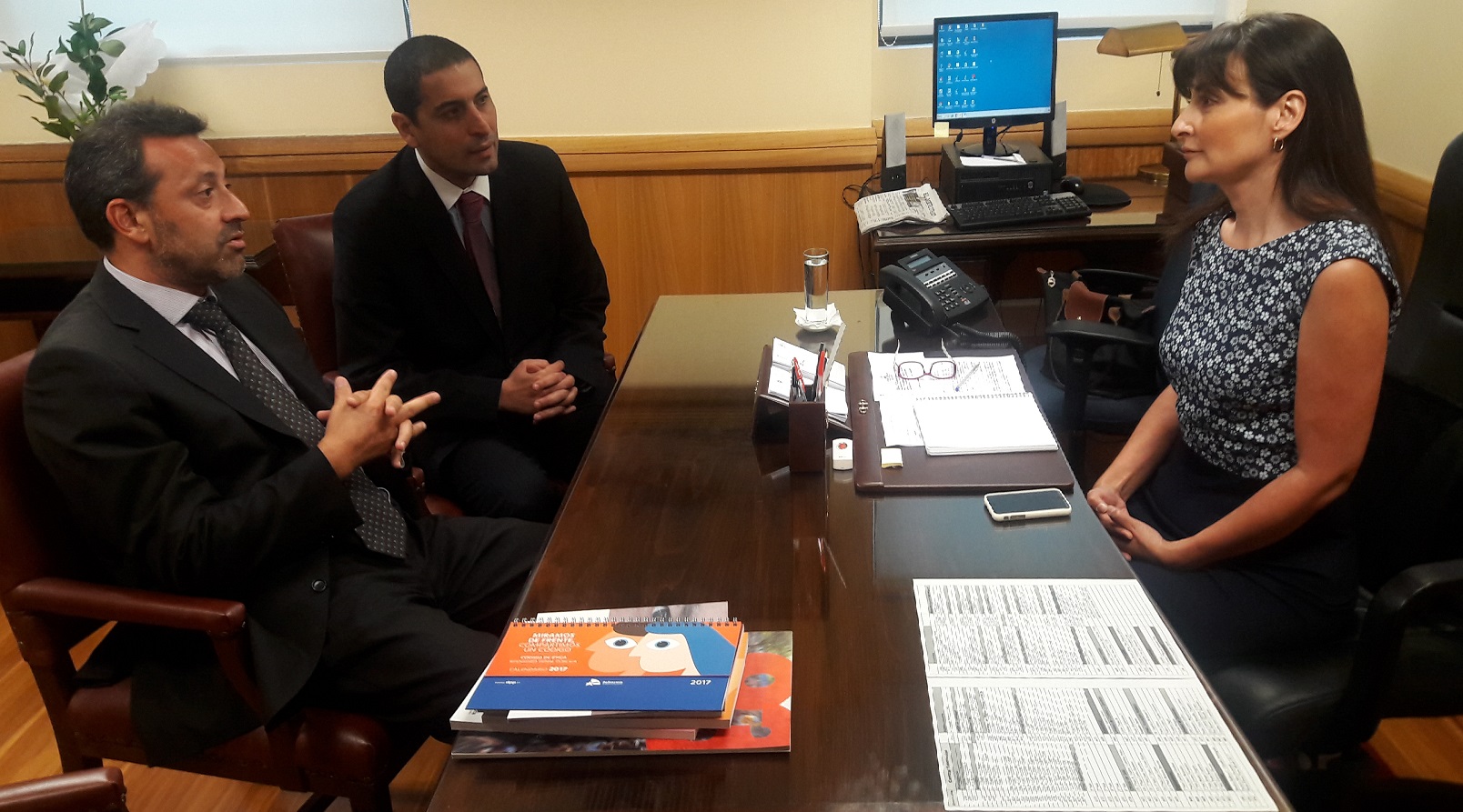 Carlos Mora y Octavio Suf&aacute;n saludan a la nueva presidenta de la Corte de Apelaciones de San Miguel, Silvia Pizarro.