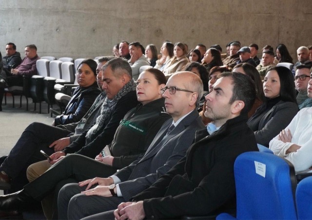 Defensorías Metropolitanas Norte y Sur participaron en conversatorio sobre uso de la fuerza