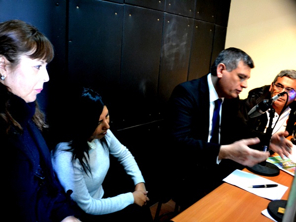 Los funcionarios de la Defensor&iacute;a entrevistados en los estudios de Radio "Santa Laura" de Pozo Almonte.