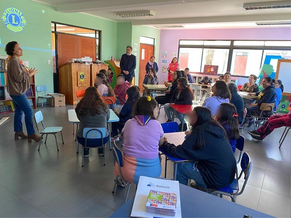 Los apoderados del colegio "Club de Leones" de Talca agradecieron el espacio informativo entregado por la Defensor&iacute;a Regional del Maule.