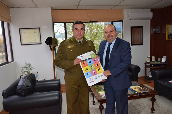 El Defensor Regional, Jos&eacute; Luis Craig, entreg&oacute; afiches de derechos de imputados al jefe de zona de Carabineros, general H&eacute;ctor Salazar.