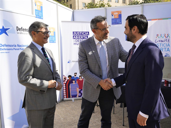 El Defensor Nacional en el m&oacute;dulo institucional, junto al subsecretario de Justicia y a Peter Sharp, abogado institucional experto en esta tem&aacute;tica.