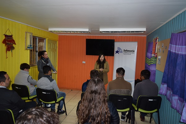 La defensora p&uacute;blica Y&eacute;lika Ibarra expuso sobre los derechos de los j&oacute;venes privados de libertad en la c&aacute;rcel de Cauquenes.