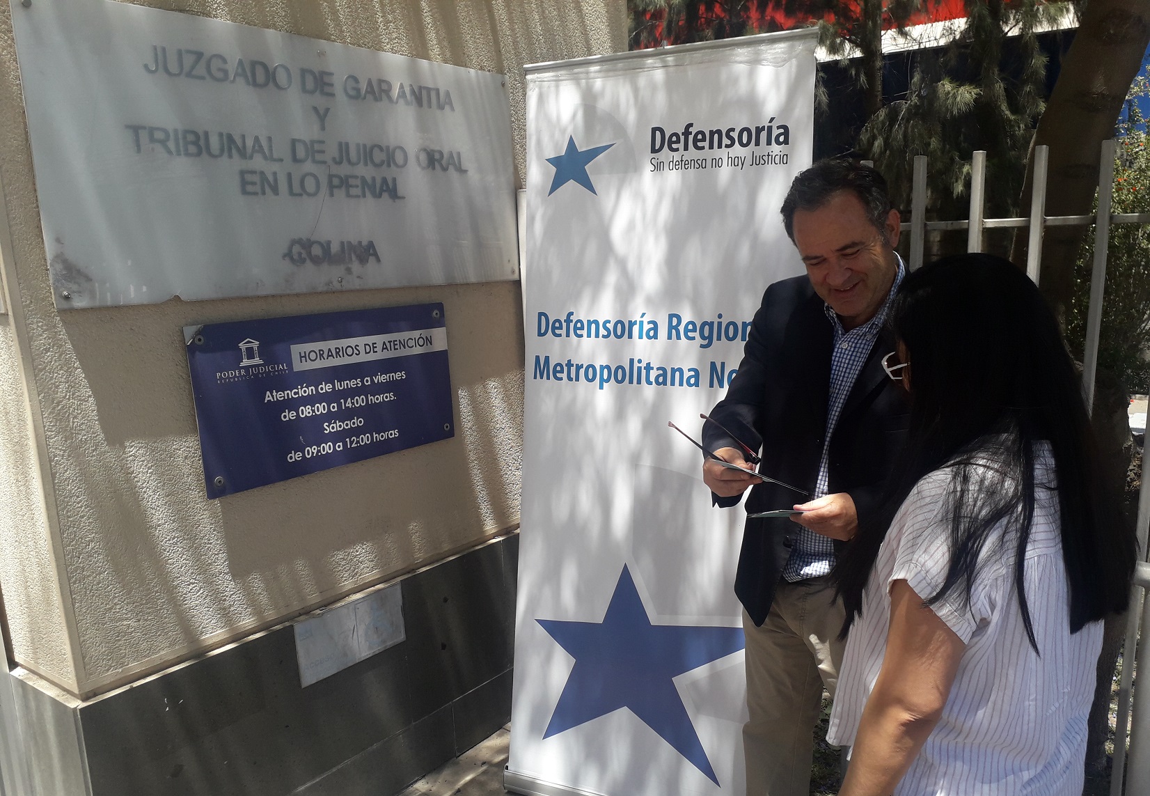 Esfuerzo y solidaridad sacan adelante a la Defensor&iacute;a Local de Colina. El defensor local jefe entrega informaci&oacute;n a usuarios.