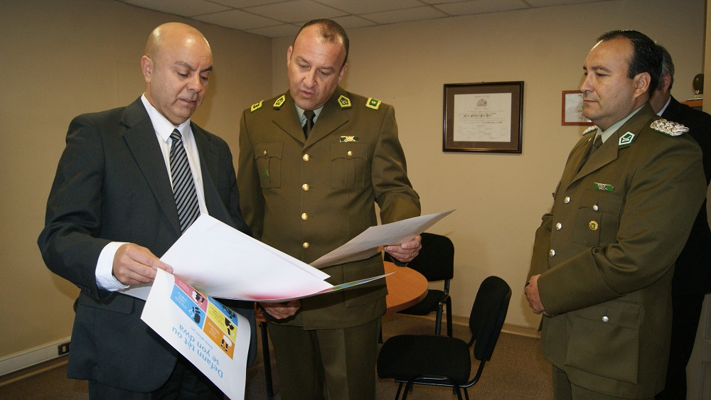 El Defensor Regional de Los R&iacute;os entreg&oacute; al general Rodr&iacute;guez ediciones de "Revista 93", del "Proyecto Inocentes" y afiches sobre derechos.