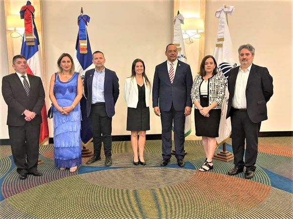 El equipo de la ONDP de Rep&uacute;blica Dominicana junto a la delegaci&oacute;n chilena en el cierre del proyecto de cooperaci&oacute;n.