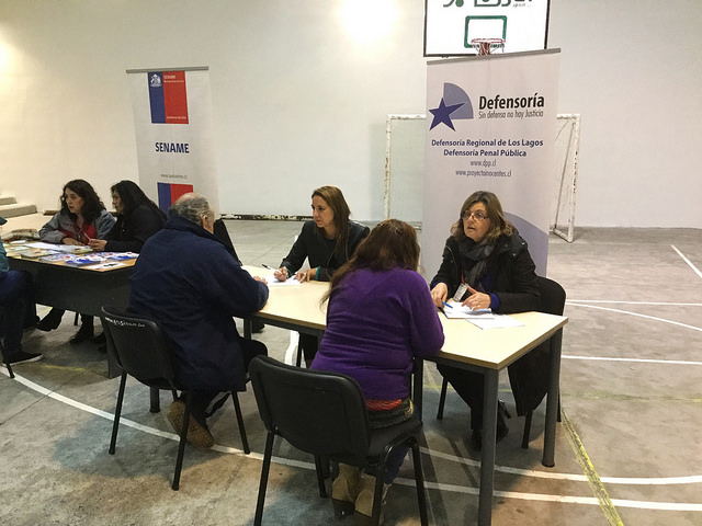 Milena Galleguillos y Carol Munzenmayer atendiendo las consultas de los internos.