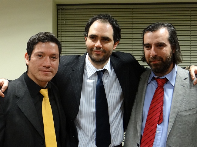 Erwin Sparza (izquierda), junto a los defensores p&uacute;blicos Jaime Obando y Juan Ignacio Lafontaine.
