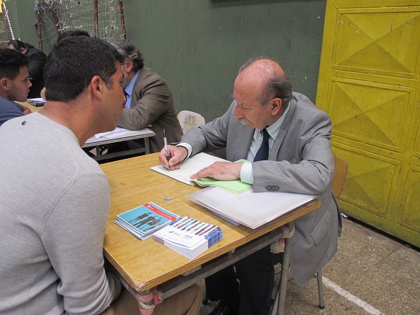 Carlos Henr&iacute;quez entreg&oacute; a los internos material de difusi&oacute;n del "Proyecto Inocentes".