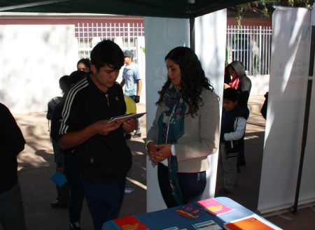 La asistente social, Yesenia Cort&eacute;s comenta los alcances de la Ley de Responsabilidad Penal Adolescente a vecino de Los Loros.