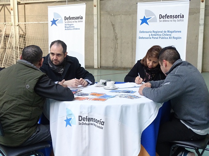 Los internos del complejo plantearon sus consultas a los funcionarios de la Defensor&iacute;a Regional de Magallanes.