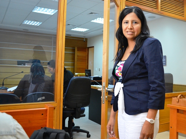 La defensora penal p&uacute;blica Marisella Chacama, captada al ingresar a la audiencia en el Tribunal de Garant&iacute;a de Iquique.