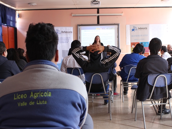 La abogada Patricia Lefever, Defensora Juvenil, dictando la charla de defensa juvenil a alumnos entre 14 a 17 a&ntilde;os del Liceo Agr&iacute;cola en Lluta