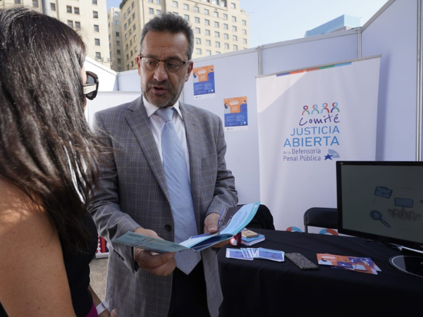 El Defensor Nacional, Carlos Mora Jano, durante una feria de Gobierno Abierto.