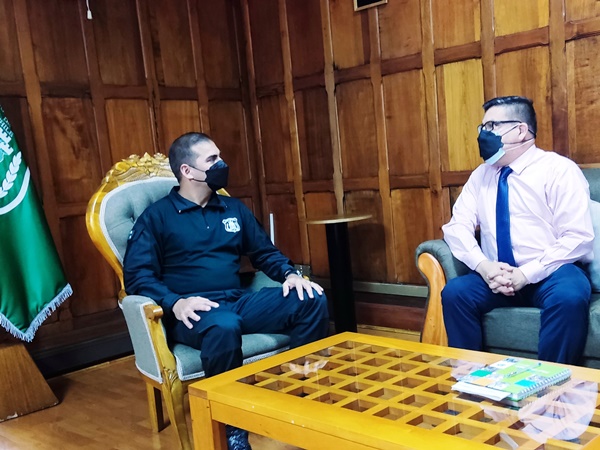 El Defensor Regional de Tarapac&aacute; y el director regional (s) de Gendarmer&iacute;a en su encuentro de trabajo.