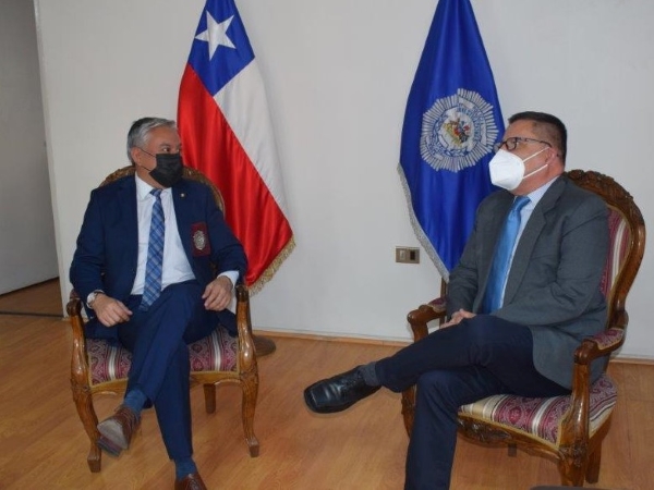 Las jefaturas zonales de la Defensor&iacute;a y de la PDI en su encuentro.