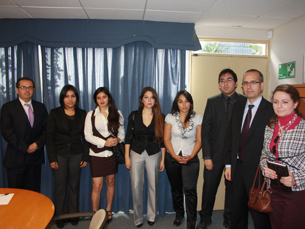 Los cinco j&oacute;venes estudiantes de derecho (al centro) colaborar&aacute;n hasta octubre pr&oacute;ximo en la DPP de Atacama.