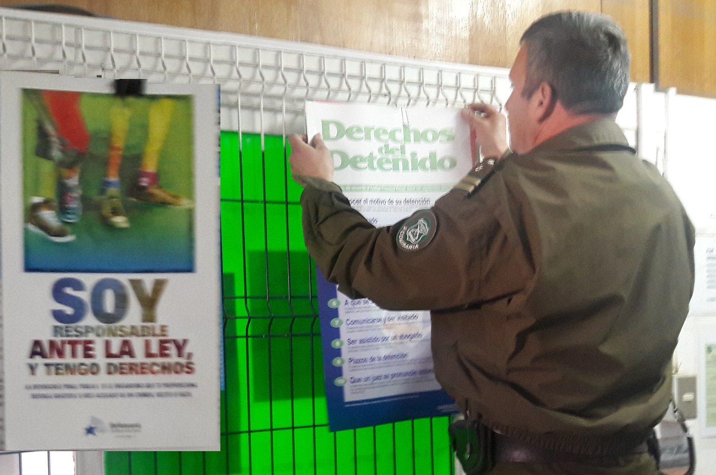 Los afiches de difusi&oacute;n de derechos de adultos y adolescentes detenidos est&aacute;n en la antesala de los calabozos de la Comisar&iacute;a Toesca.