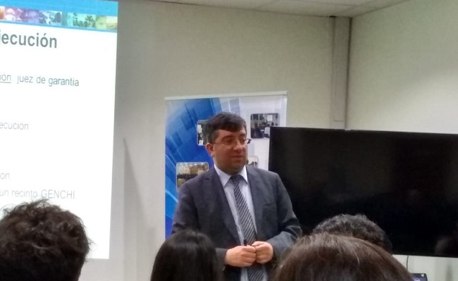 El defensor penal juvenil Eugenio S&aacute;ez Infante conversando con los adolescentes del CRC de Temuco.