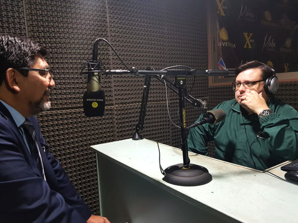 El Defensor Regional Claudio Aspe, junto al conductor de Radio "Bienvenida", Cristian Ibarra.