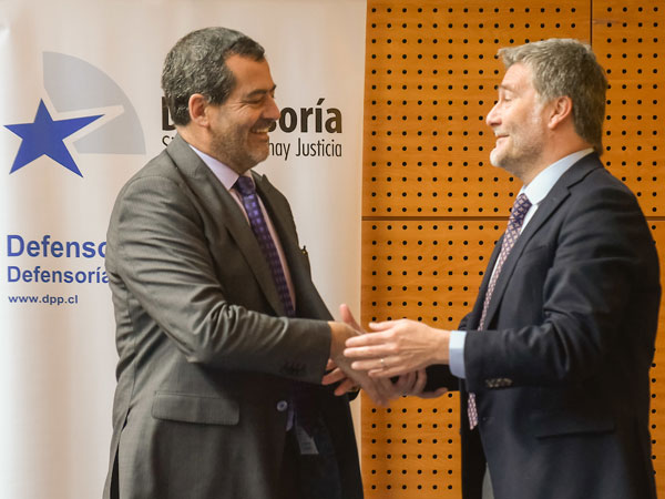 El acuerdo fue suscrito por el director de la Academia Judicial, Juan Enrique Vargas (izquierda), y el Defensor Nacional, Andr&eacute;s Mahnke (derecha).