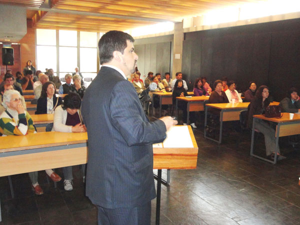 Tras firmar el convenio con el alcalde de Salamanca, el Defensor Regional ofreci&oacute; una charla a dirigentes vecinales del sector rural de la comuna.